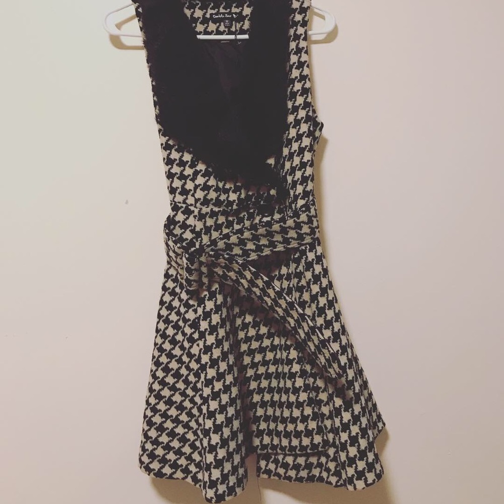 Houndstooth vest/jacket it faux fur collar!